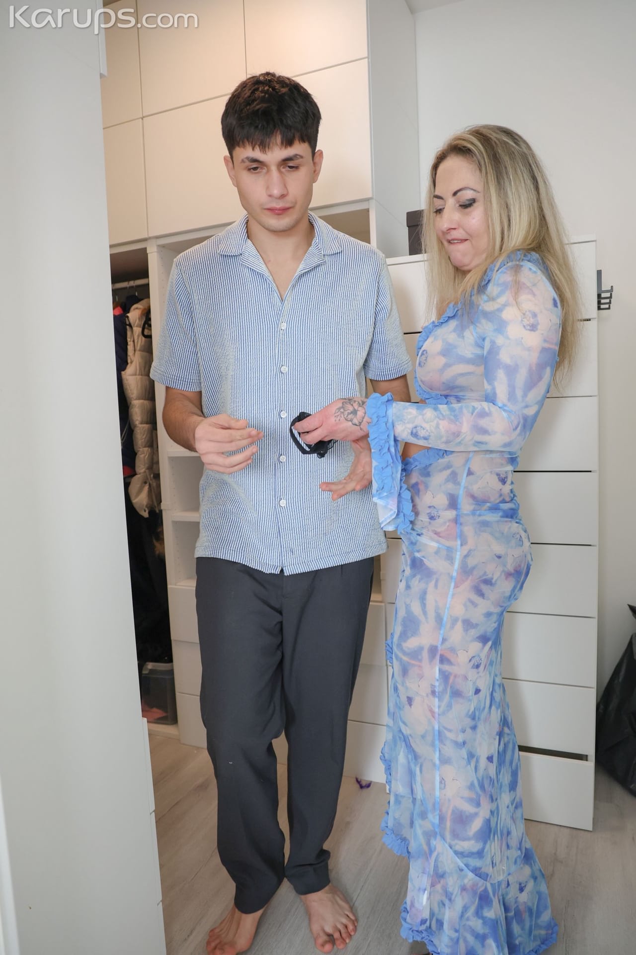 Người phụ nữ tóc vàng tận hưởng cảm giác sung sướng khi lần đầu được chạm ngọn nguồn khoái lạc